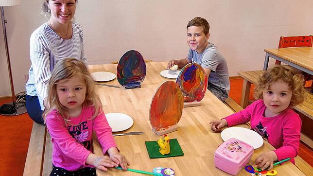 In der Notbetreuung haben die Kinder viel Platz, wie hier beim Osterfrühstück in der Kita am Salzberg. Die Zwillinge Lea (links) und ...