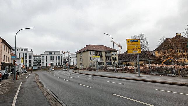 Ein Haus steht noch, doch die darin wohnenden Mieter sollen bald umziehen. Die Kreuzung hat sich mit dem Neubau gegenüber bereits in den ...