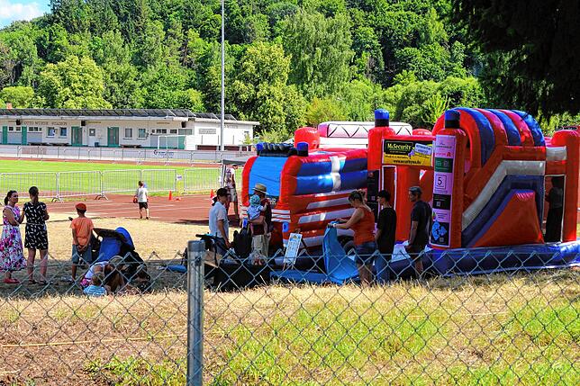 Bild 1: Die Firma Straub in Bräunlingen feiert Riesenjubiläumsfest: Die Stimmung ist grandios.