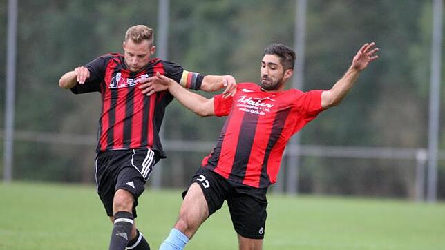 Der Fischbacher Gerd Müller (links) im Duell mit dem Villinger Ertugruf Hatip. Die A 1-Spitzenpartie zwischen dem VfB Villingen und dem ...