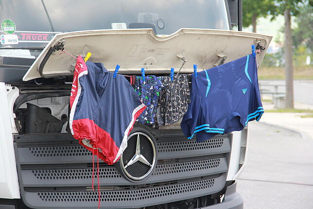 Not macht erfinderisch: Die frisch gewaschene Wäsche hängt einer der Fahrer über dem Mercedes-Stern auf.