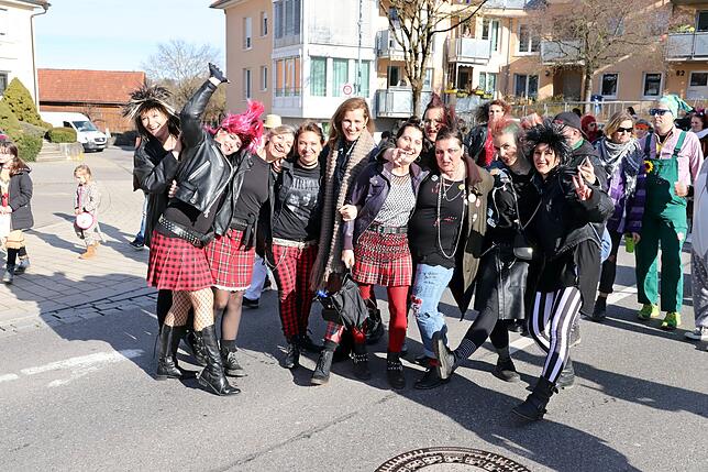 Die Punks waren eine der vielen heimischen Gruppen, die in Kluftern beim Umzug mitmachten.