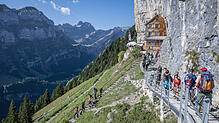Bis sich die Wanderer wieder bei sommerlichen Wetter auf den Weg zum weltberühmten Berggasthaus &bdquo;Äscher&ldquo; im Kanton Appenzell ...