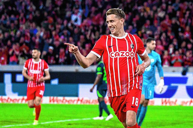 Freiburgs Nils Petersen jubelt nach seinem Tor, welches nach Viedobeweis zurückgenommen wurde.