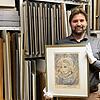 Museumsleiter Julian Windmöller zeigt eine der Grafiken, die für die Dalí-Sonderausstellung in einem der Depoträume des Museums bereit ...