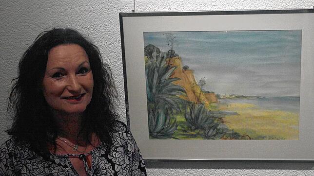 Dana Eisold zeigt im Rathaus Görwihl ihre Lieblingsbilder von Vater Günter Eisold.