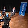 Alle Augen und Kameras richten sich auf das SÜDKURIER-Podium in Überlingen, von links: Kandidat Martin Hahn, Moderator Stefan Hilser, ...
