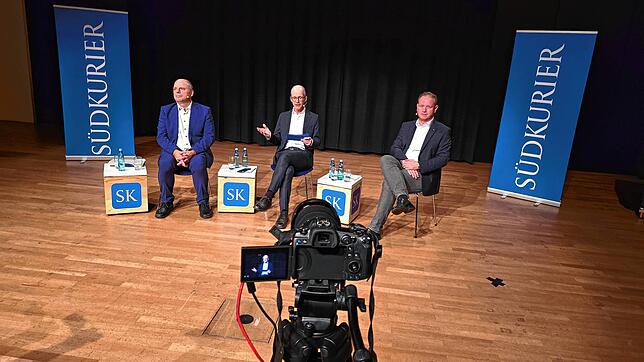Alle Augen und Kameras richten sich auf das SÜDKURIER-Podium in Überlingen, von links: Kandidat Martin Hahn, Moderator Stefan Hilser, ...