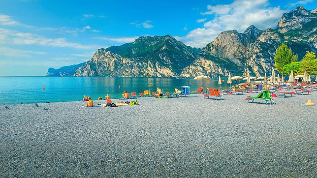 Ein Strandabschnitt am Gardasee – die Preise für Liegen und Sonnenschirme haben zuletzt angezogen.