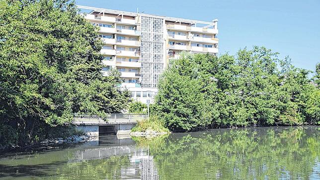 Das Gebäude des ehemaligen Hotels Landerer am Ziegeleiweiher soll nach den Plänen der Stadtverwaltung so genannten Punkthäusern weichen. ...