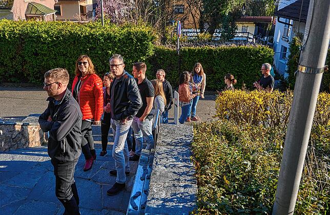 Geduldig: Bis zum Abend hin riss die Schlange vor dem Schwörstädter Festsaal nicht ab. Insgesamt kamen 174 Freiwillige zur Blutspende.