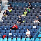 Der soziale Abstand wird auf dem Bild gewahrt – aber besonders sozial und gesellig wirkt dieses Spiel in Bochum nicht.