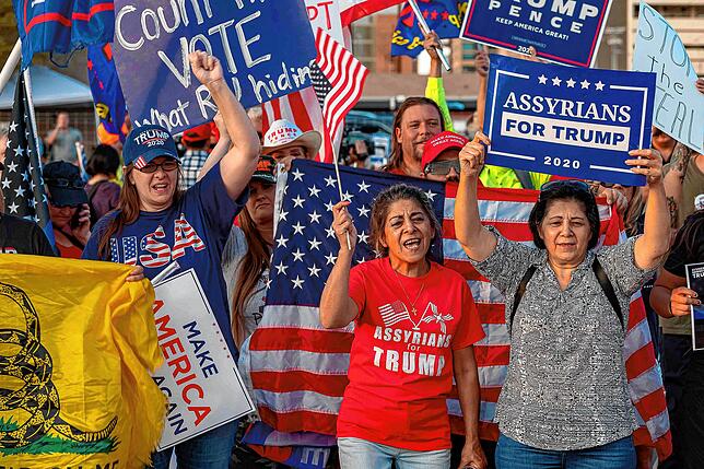 Unterstützer von Donald Trump demonstrieren am Donnerstag vor einem Wahllokal in Phoenix, Arizona, gegen die Fortsetzung der Auszählung. ...