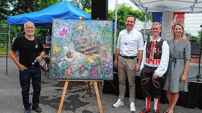 Josef Briechle hat für die 553. Chilbi dieses Kunstwerk geschaffen, das Felix Schreiner mit dem 366. Los gewann. Mit ihm freuen sich ...