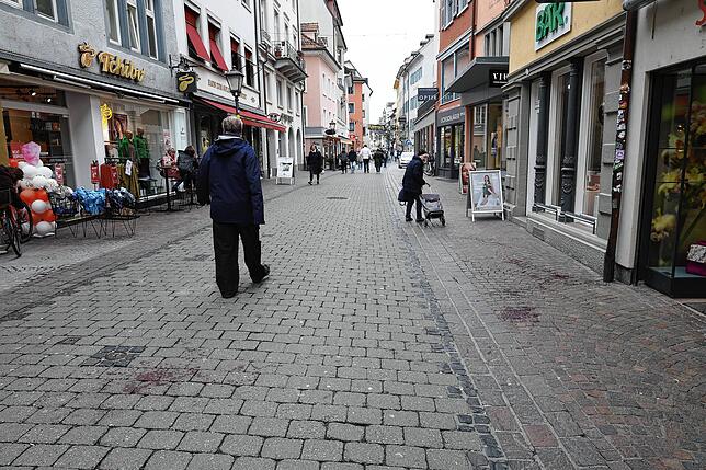 Diese Tat verunsicherte viele Bürger: Noch am Montag, 3. Februar, waren die Spuren des Messerangriffs auf drei junge Männer in der ...
