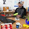 &bdquo;Papierflieger basteln mit Toby&ldquo; steht bei diesem Online-Meeting für Grundschüler auf dem Programm. 24 Kinder sind zuhause ...