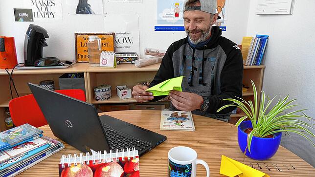 &bdquo;Papierflieger basteln mit Toby&ldquo; steht bei diesem Online-Meeting für Grundschüler auf dem Programm. 24 Kinder sind zuhause ...
