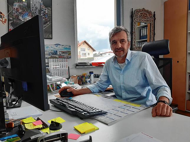 Dieter Petrolli an seinem Schreibtisch.