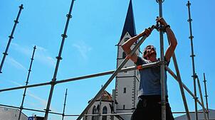 Neue Gerüste vor der Kulisse des Kirchturms: Bernd Marquard beim Aufbau des Technikturms für das Markdorf Open Air. Das viertägige ...