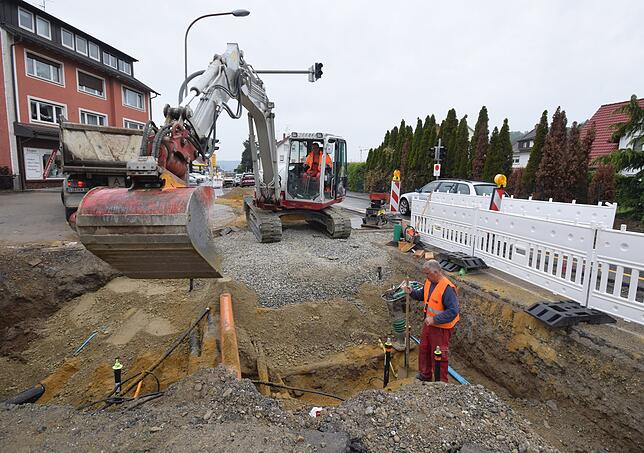 Mitarbeiter der Baufirma Storz kümmern sich im Bereich der Metzgerei Renz um die letzten Arbeiten an den Gas- und Wasserleitungen. ...