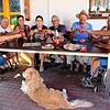 Wenn Norbert Halmer &bdquo;seine&ldquo; Erdbeerbowle macht, sind die Freunde gerne zur Stelle (v.l.): Jutta Bucher, Bernhard Specker, ...