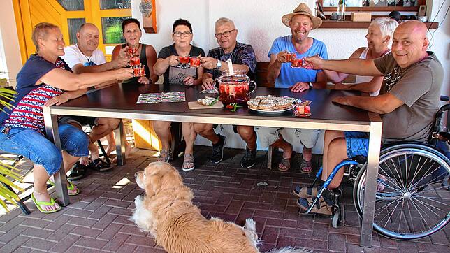 Wenn Norbert Halmer &bdquo;seine&ldquo; Erdbeerbowle macht, sind die Freunde gerne zur Stelle (v.l.): Jutta Bucher, Bernhard Specker, ...