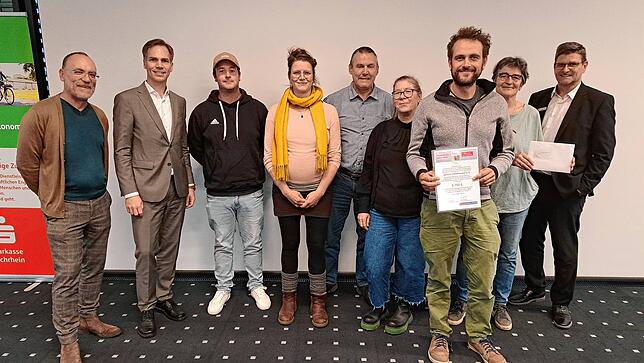 2. Platz: Der Verein Aktiver Hotzenwald aus Herrischried freut sich über 2750 Euro und kann jetzt aus einer Douglasie ein Spielgerät ...