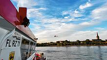 Das Einsatzboot der Feuerwehr und ein Rettungshubschrauber in Ufernähe am Herzenbad in Radolfzell.