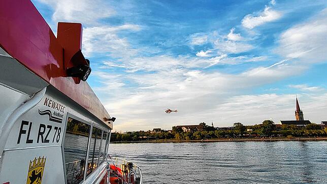 Das Einsatzboot der Feuerwehr und ein Rettungshubschrauber in Ufernähe am Herzenbad in Radolfzell.