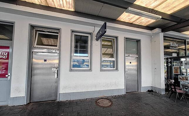Interessante Konstruktion: Sowohl bei den Herren als auch bei den Damen sind nicht in allen Fenstern undurchsichtige Gläser verbaut.