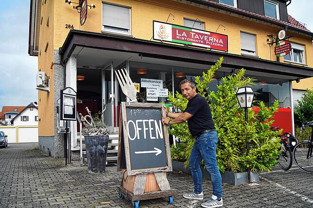 Bald wird Enzo Sticca diese Tafel endgültig wegpacken. Ab September ist die Pizzeria „La Taverna“ in Fischbach Geschichte.