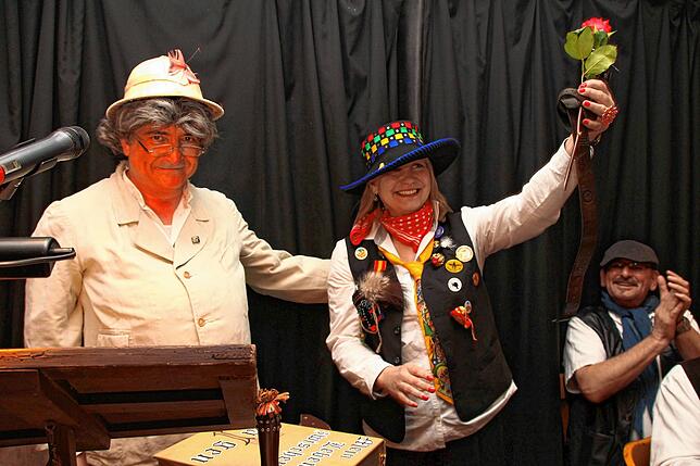 Fastnacht 2016 in Überlingen: Michael (Mimi) Braun (links) schenkt Oberbürgermeisterin Sabine Becker eine Gürtel-Rose in Anspielung auf ...