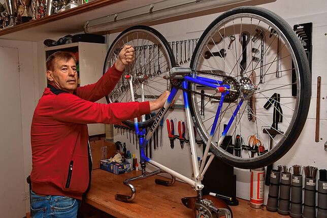 Fahrradflüsterer: Christoph Reinartz kümmert sich beim RSV Wallbach ums Material.