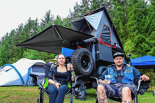 Jasmin Braun und Robert „Rabbit“ Berger sind mit ihrem Offroad-Camper aus Balingen angereist.