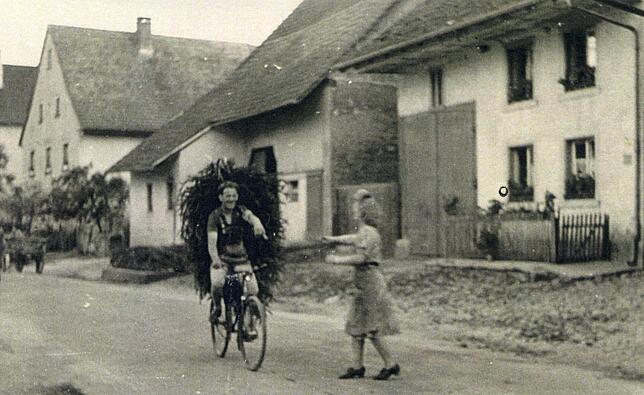 In der Schlüchttalstraße, wo in den 50er-Jahren wie hier im Bild der Landwirt noch mit dem Fahrrad gefahrlos unterwegs sein konnte, ...