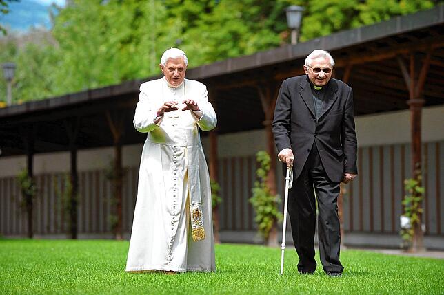 Der damalige Papst Benedit XVI. (l) geht am 31. Juli 2008 mit seinem Bruder, Georg Ratzinger, im Urlaub durch einen Park der Stadt.
