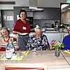 Io Bachmaier kocht jeden Tag frisch für die zwölf Damen der Familie 4 im Pflegeheim Jungerhalde. Die Bewohnerinnen sind nicht verwandt, ...