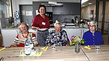 Io Bachmaier kocht jeden Tag frisch für die zwölf Damen der Familie 4 im Pflegeheim Jungerhalde. Die Bewohnerinnen sind nicht verwandt, ...