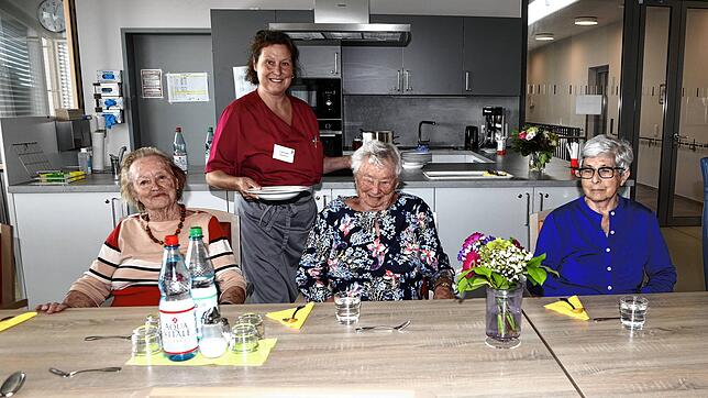 Io Bachmaier kocht jeden Tag frisch für die zwölf Damen der Familie 4 im Pflegeheim Jungerhalde. Die Bewohnerinnen sind nicht verwandt, ...