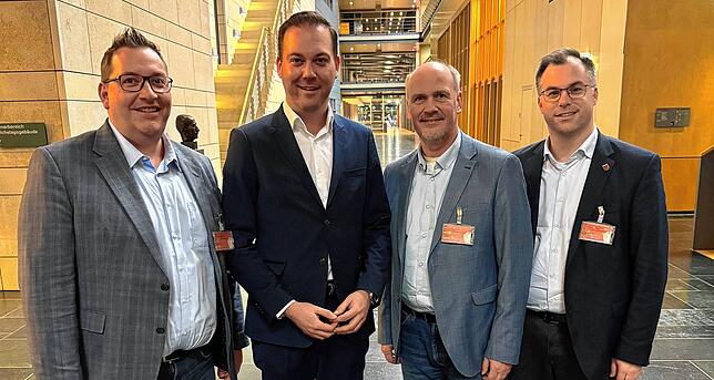 Im Jakob-Kaiser-Haus des Deutschen Bundestages trafen der Dogerner Bürgermeister Fabian Prause (links), Albbrucker Bürgermeister Stefan ...