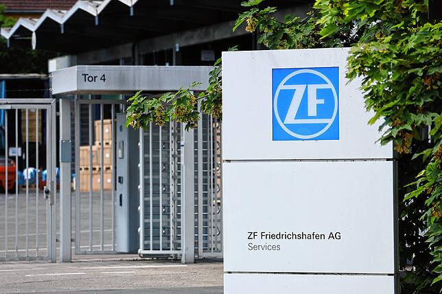 Vor Werk 2 des Automobilzulieferers ZF sprechen am Freitag, 26. Juli, mehrere Mitarbeiter mit dem SÜDKURIER über den angekündigten ...