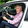 Bernd Rüffer, Vorsitzender des Vereins klimakompetent mobil, in dem Fahrzeug, das man in Wahlwies per Car-Sharing ausleihen kann. Ob das ...