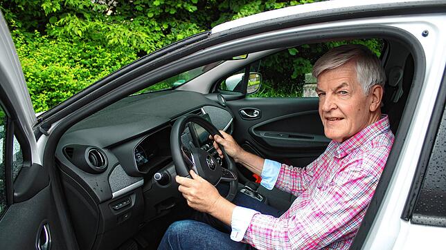 Bernd Rüffer, Vorsitzender des Vereins klimakompetent mobil, in dem Fahrzeug, das man in Wahlwies per Car-Sharing ausleihen kann. Ob das ...