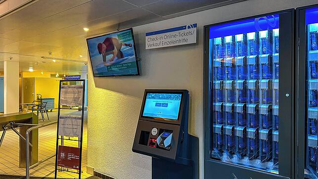 Wer online den Eintritt reserviert hat, kann an diesem Automaten ohne Wartezeit sein Ticket scannen und direkt die Therme betreten.
