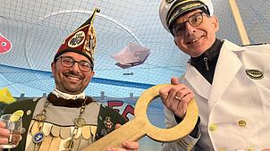 Narrenvater Uli Gotterbarm (links) erhält von Bürgermeister Volker Frede den symbolischen Orts-Schlüssel. Das Rathaus ist maritim ...