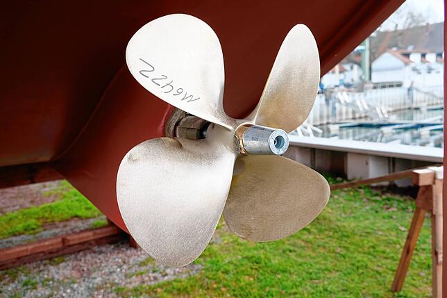 Die Schraube ist repariert und geschliffen, jetzt glänzt sie wieder in einem hellen Bronzeton.