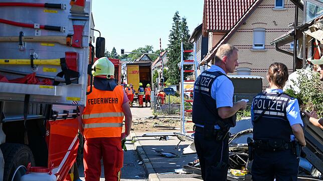 Der Lastwagen kam von der Fahrbahn ab und krachte in die Gaststätte.