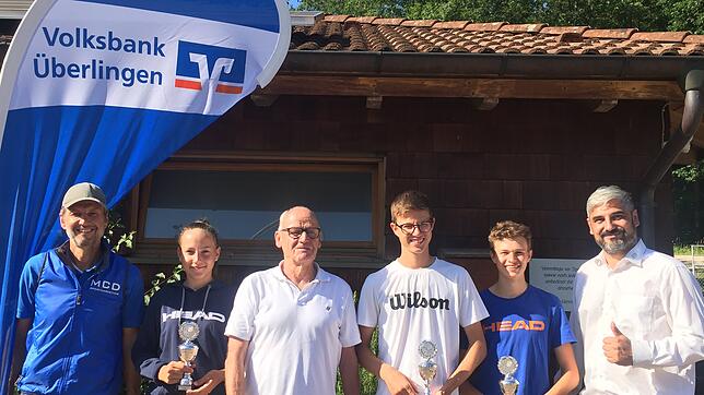 Gruppenbild mit Organisatoren, Spielern und Sponsoren: (von links) Markus Dufner (MCD Sportmarketing), Lisa Dennenmoser (TC Markdorf), ...