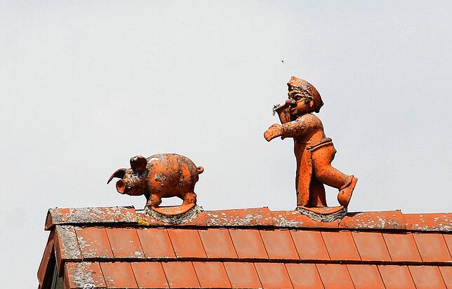Da werden in Heiligenberg doch tatsächlich noch Schweine gejagt. Aber keine Angst, dieser Metzger wird das Ferkel wohl nie einholen...