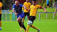 Der FC Öhningen-Gaienhofen (Kapitän Marc Honsel, rechts) setzte sich gegen die Spfrde Owingen-Billafingen (Dennis Sutera) am Ende klar ...